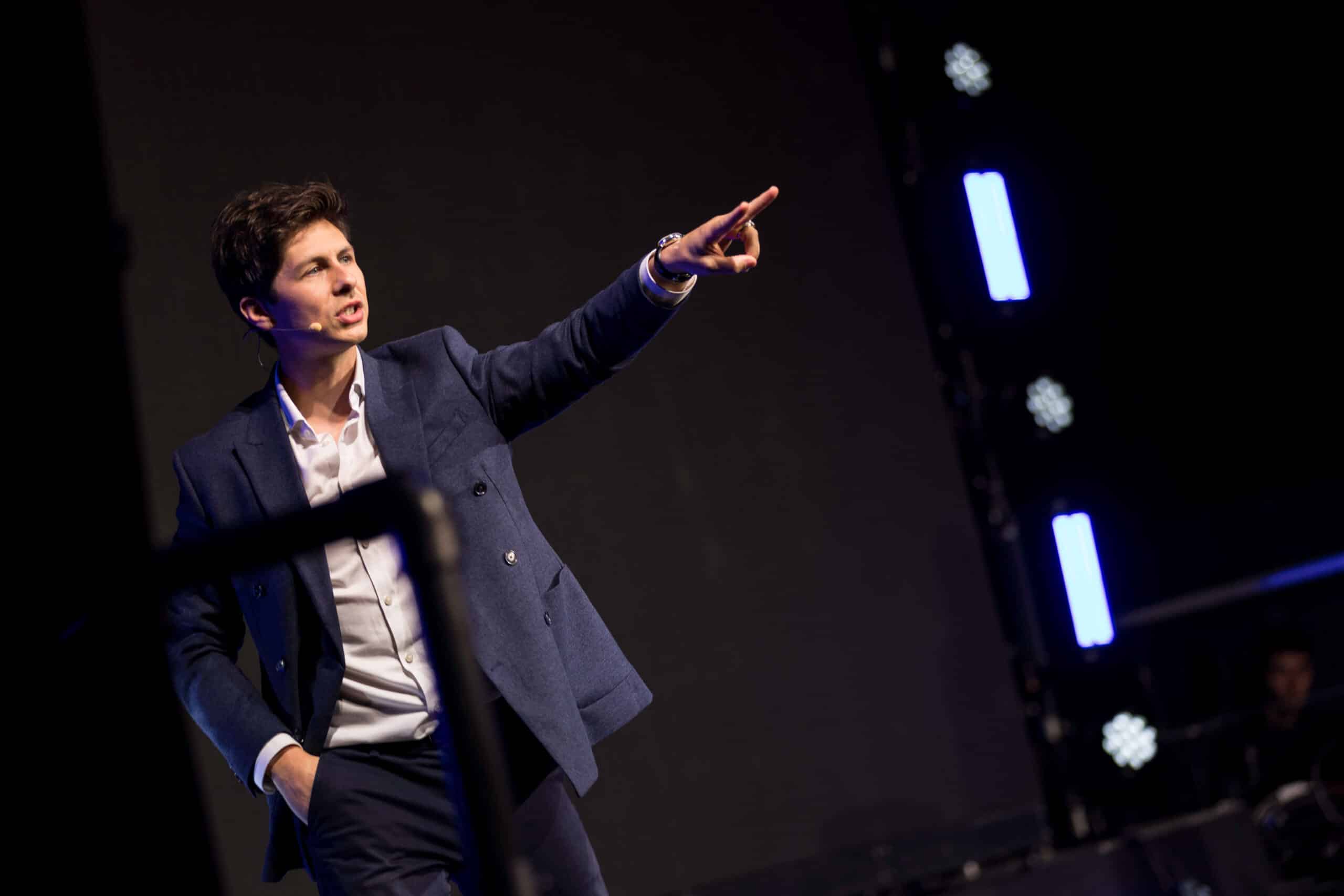 Ben Hanlin award hosting