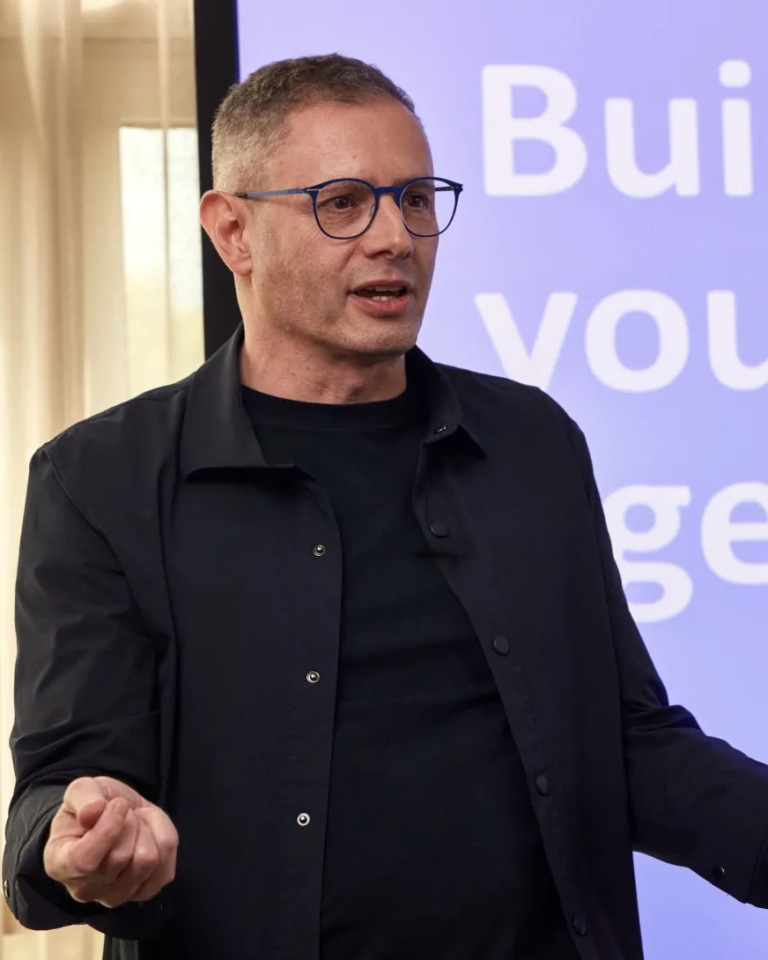 Ben Afia Keynote Speaker on AI presenting to an audience